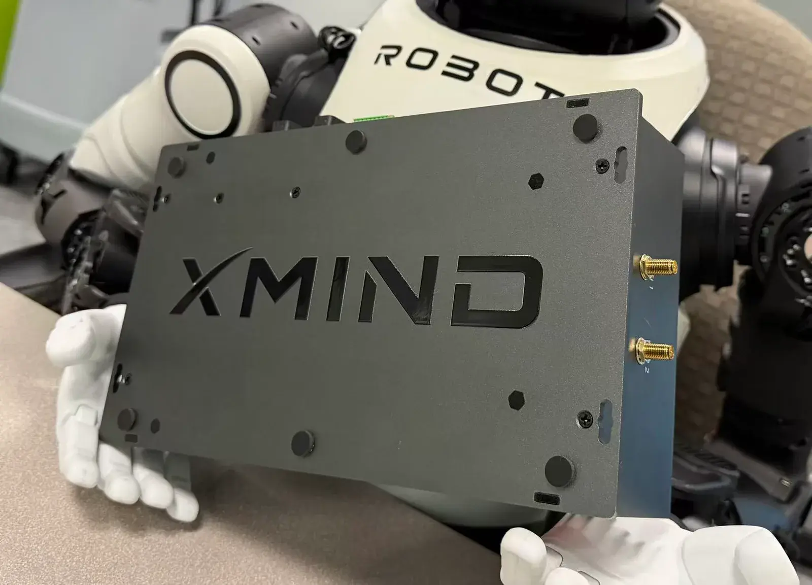 人形机器人双手托举的 Xmind 机器人大脑单元。