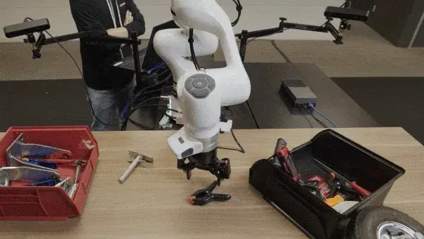 动作捕捉下的工具抓放